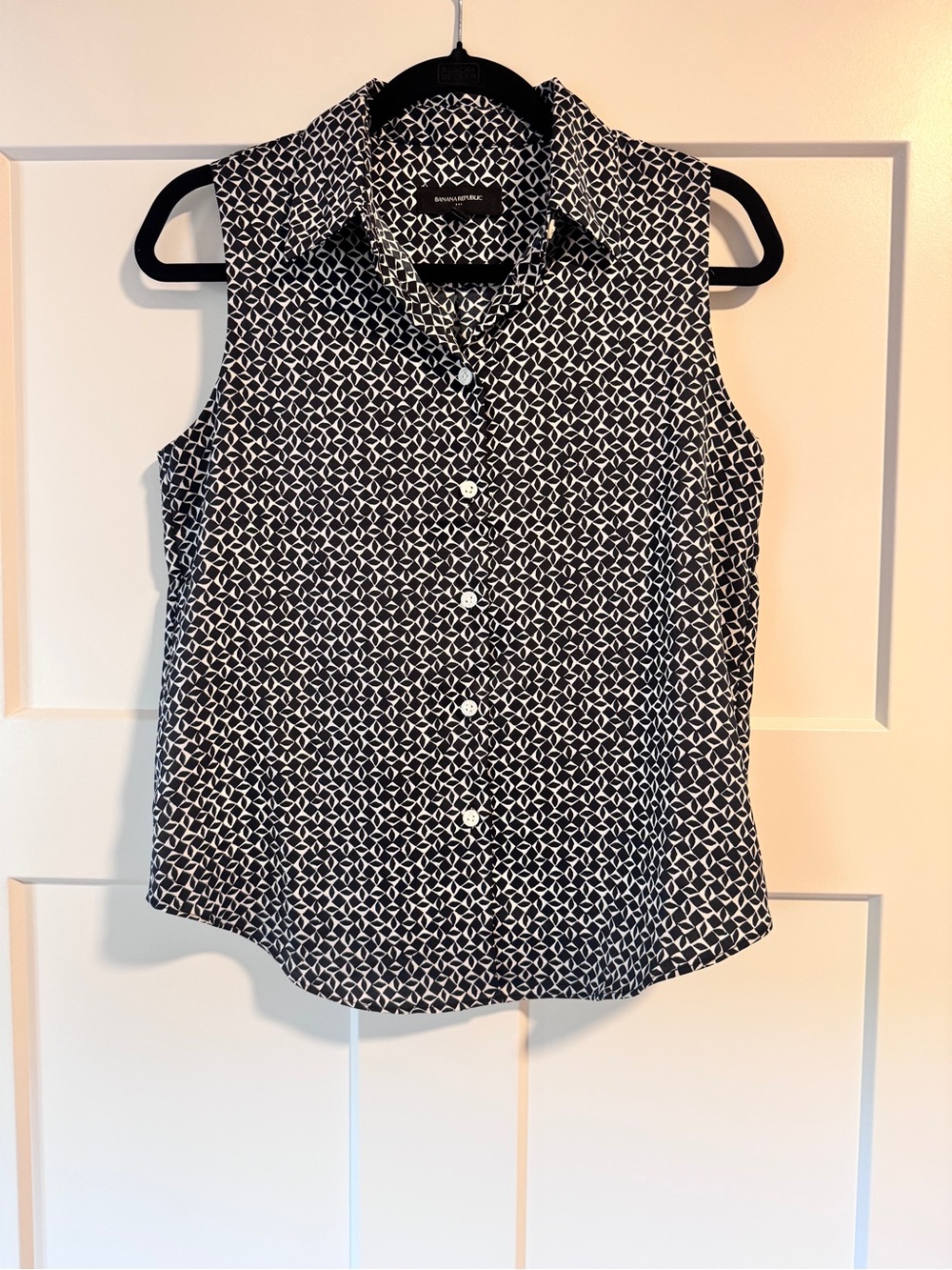 Banana Republic Black & White Sleeveless Button-Down Top